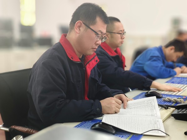 12月2日，尿素車間化工三班中控人員認真監(jiān)盤1.jpg