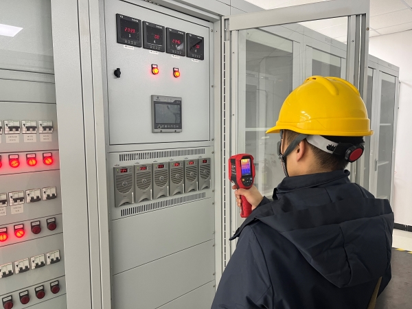 12月，計控電儀部運行人員正在用測溫儀排查隱患.jpg