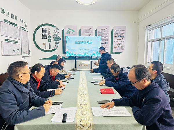 1月9日下午，物料車間黨支部組織黨員領(lǐng)導(dǎo)干部及重點(diǎn)崗位人員開展了新年“第一課”活動(dòng)。--圖為重點(diǎn)崗位人員趙宇進(jìn)行清正廉潔承諾.jpg