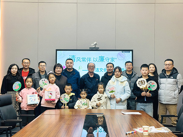 11月30日晚，物料車(chē)間黨支部開(kāi)展以“清風(fēng)常伴 以廉守家”為主題的廉潔文化進(jìn)家庭活動(dòng)，.jpg