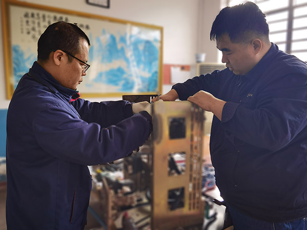 1月14日，檢修一班技術(shù)骨干正在對氬壓縮機控制回路技術(shù)改造2.jpg