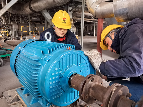 1月20日，檢修三班正在對鍋爐疏水泵電機進行更換1.jpg