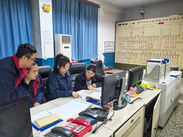 1月22日，張瑩和同事對操作票進(jìn)行講解.jpg