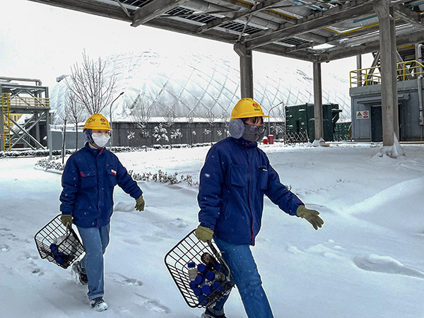 積雪過厚，步行去取樣.jpg