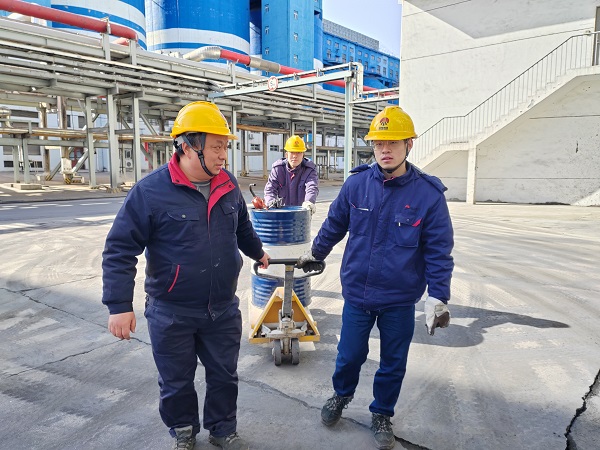 1月28日上午9時，屈煒帶著徒弟楊劍琪和劉浩禎準備給1號磨機電磨機減速箱加油.jpg