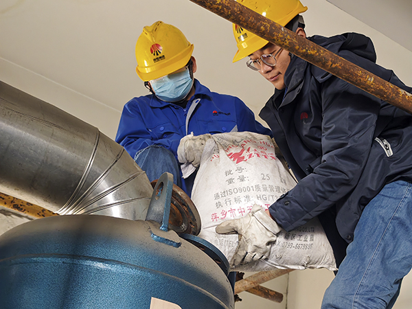 2.19日動(dòng)力車間三期干燥機(jī)廠房?jī)?nèi)，劉凱、張樂正在更換吸附劑.jpg