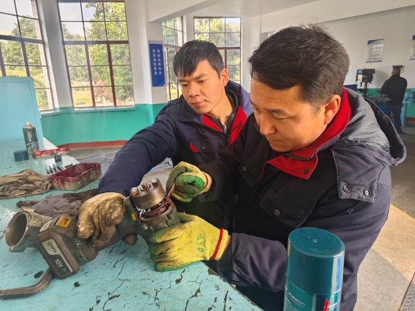 馬順邦和李玄給電動(dòng)扳手加注潤(rùn)滑油.jpg