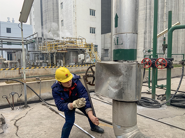 3月12時(shí)，合成車間員工關(guān)小閥門，避免浪費(fèi).jpg