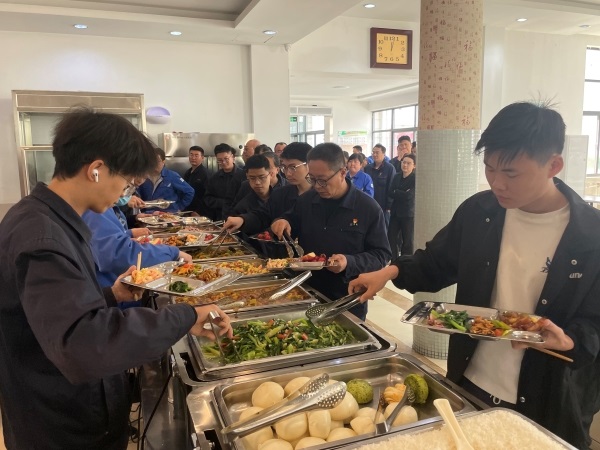 午餐時間餐廳供應(yīng).jpg