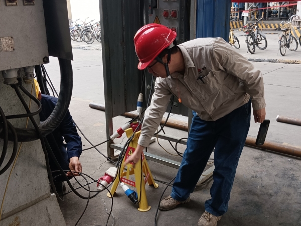 4月9日，計(jì)控電儀部安全員黃建榮在進(jìn)行安全用電現(xiàn)場檢查，為作業(yè)人員指出問題并認(rèn)真講解正確操作及規(guī)定。.jpg
