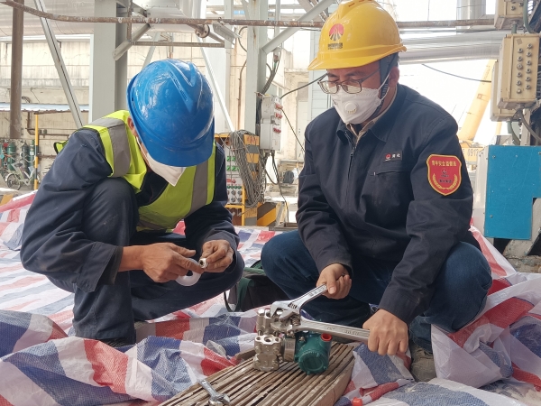 4月13日，計控電儀部員工方立民在一期空分現(xiàn)場進(jìn)行空分儀表的更換工作.jpg