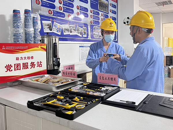 黨團(tuán)服務(wù)站志愿者為檢修人員提供酸梅湯.jpg