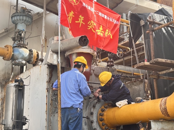 青年突擊隊的旗幟高高飄揚(yáng)。.jpg