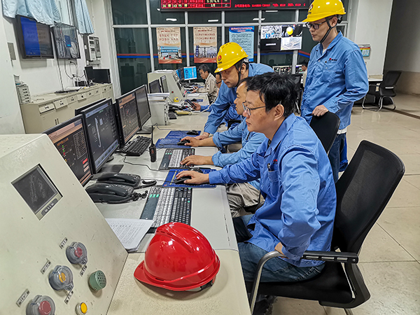 4月21日，3號(hào)鍋爐點(diǎn)爐，車(chē)間各工藝人員正在精心操作，嚴(yán)密監(jiān)控.jpg