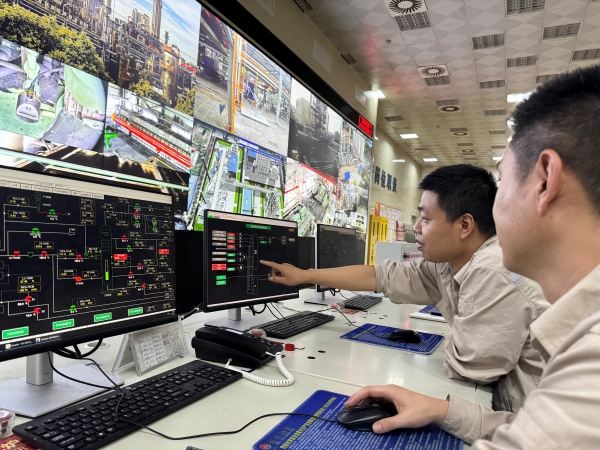 崗位人員正在對聯(lián)鎖投用情況排查.jpg